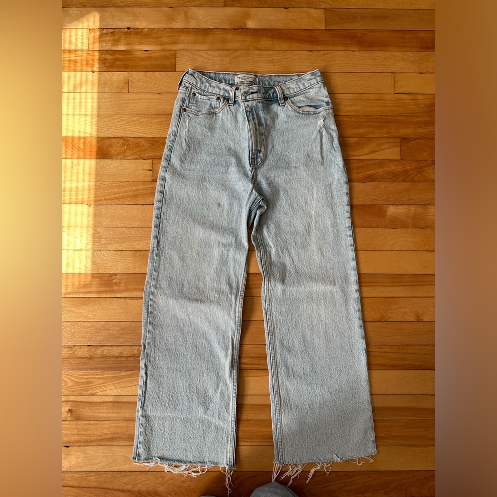 Abercrombie & Fitch 90’s Relaxed High Rise Crop Light Wash Jeans - Picture 4 of 5